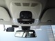 ルームランプスイッチ付近にSOSコールを装備。エアバックが展開する事故などのときには、車台番号、GPSの位置情報、乗車人数（シートベルト装着数）をMINIのサポートセンターへ通報します。