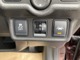 横滑り防止装置（左）ヘッドライトレベライザー（中央）車線逸脱警報（右）