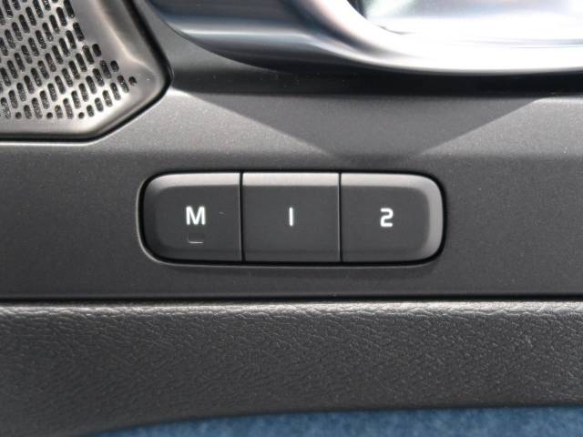 【メモリーシート】ドライバーごとに設定したシート位置を記憶して、ボタン一つで切り替えできる便利な機能！運転する方が複数名いらっしゃるご家庭におすすめです。