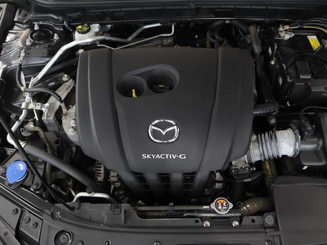 「SKYACTIV-G（ガソリン）」は、規格外の高圧縮を実現し、世界のエンジン技術者に驚きを与えました。さらに、それを維持したままノッキングの発生を抑え、熱効率を向上、走りにも寄与したエンジンです。