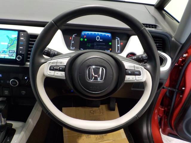 運転にかかわる様々な操作を安全に行えるように視点移動が少なく操作性に配慮されたスイッチ類が凝縮されたコクピットです。