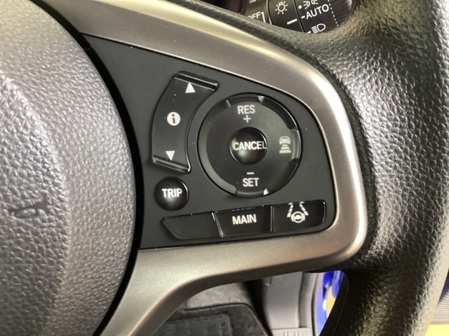 ハンドルにはクルーズコントロールスイッチのほかにHondaセンシング系のスイッチもあり、ハンドルから手を離さず安全に操作できます。