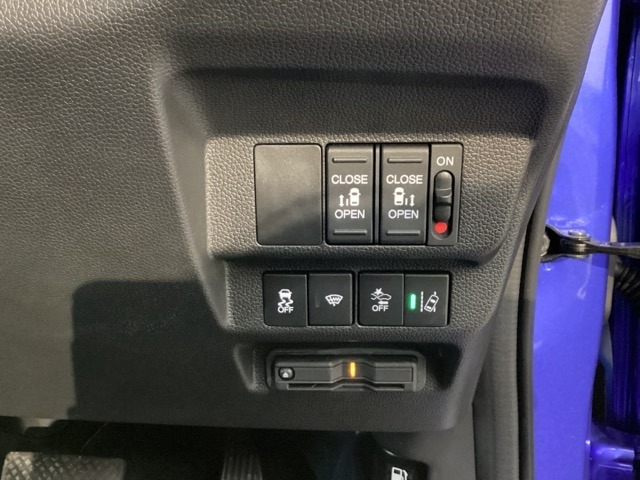 両側電動スライドドアは運転席から操作ができるスイッチが付いています。Hondaセンシング用のVSA（ABS＋TCS＋横滑り抑制）解除などのメインスイッチやその下にＥＴＣがついています。