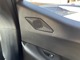 ・スピーカー：特徴的な後部座席のドアには、その形状を利用しスピーカーが装備されています。