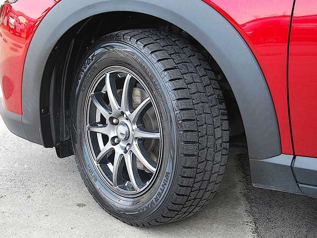 タイヤはスタッドレスタイヤが装着されています。タイヤのサイズは、215/60R16。夏タイヤは別途申し受けいたします（別売）
