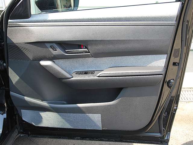 全ドアのパワーウインドウの操作部と電動ドアミラーの操作スイッチが取り付けられた運転席側ドアトリム