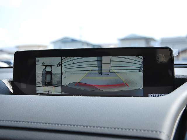 360度ビュー・モニター採用　狭い場所での駐車・狭い道でのすれ違い、Ｔ字路への侵入時など、目では直接確認しづらいエリアでの安全確認をサポートします。現車でぜひご体験ください。