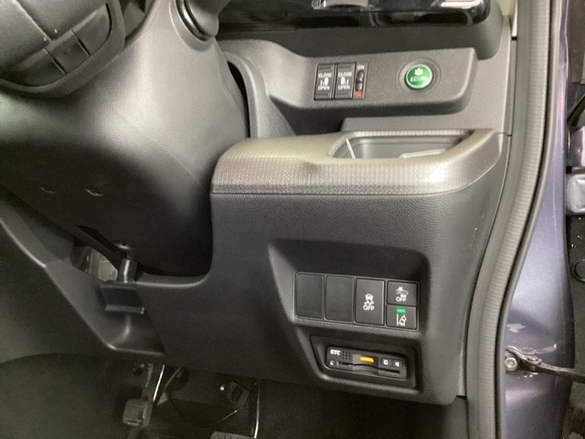 高速で便利なETC、電動スライドドア、燃費をよくするＥＣＯＮ、横滑りを防ぐＶＳＡなどのスイッチは、運転席の右側、手の届きやすい位置にあります。