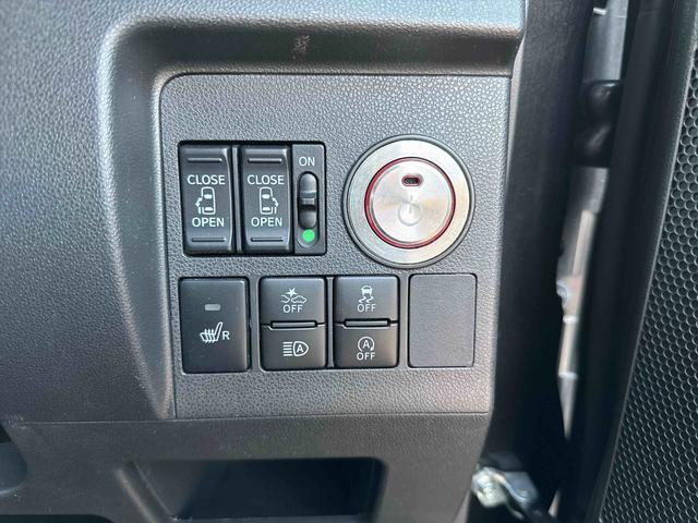 エンジン操作は、スイッチだけの”プッシュボタンスタート“を装備！もうバッグから鍵を取り出さなくてもいいんですよ♪その他、運転席には障害物センサーやアイドリングストップなどの、主電源スイッチもご用意