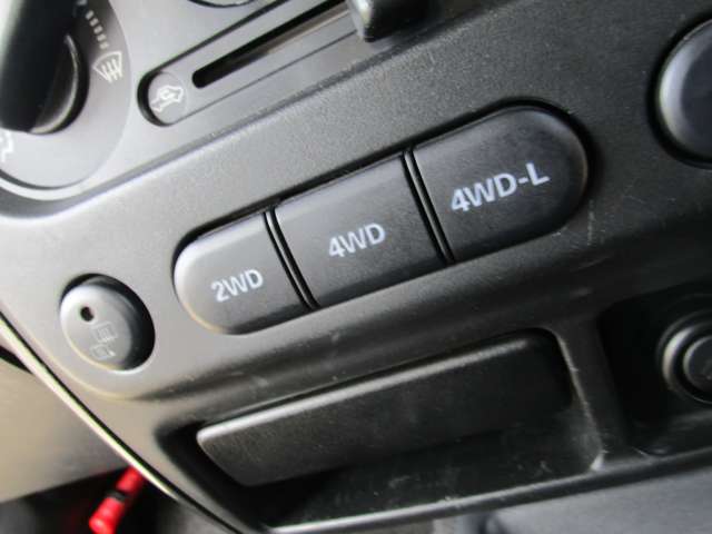 ２ＷＤ走行／４ＷＤ走行の切り替えスイッチやシートヒーターのスイッチは、エアコンパネルに付いておりますので、運転席からでも手の届きやすい箇所にあり便利ですよ♪