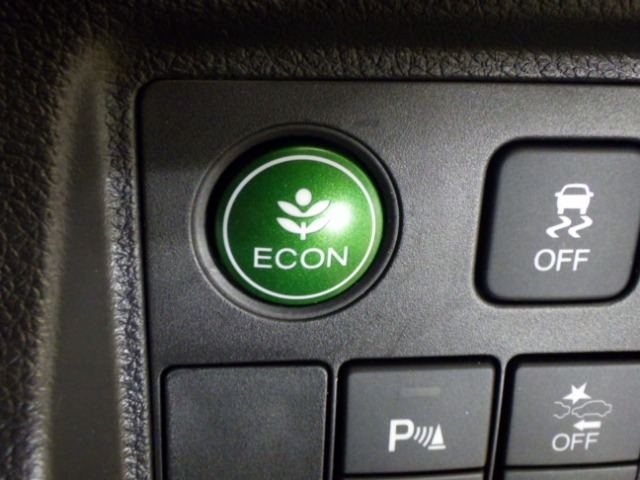【ECOスイッチ】緑のボタンはエコなスイッチ♪ONにすると車が低燃費モードに変化します。
