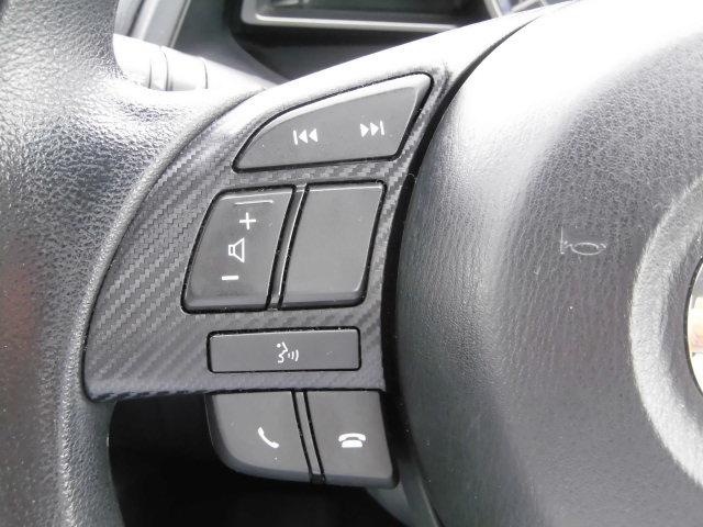 運転中もハンドルから手を放さずにチャンネル・音量等の操作ができるステアリングスイッチです。