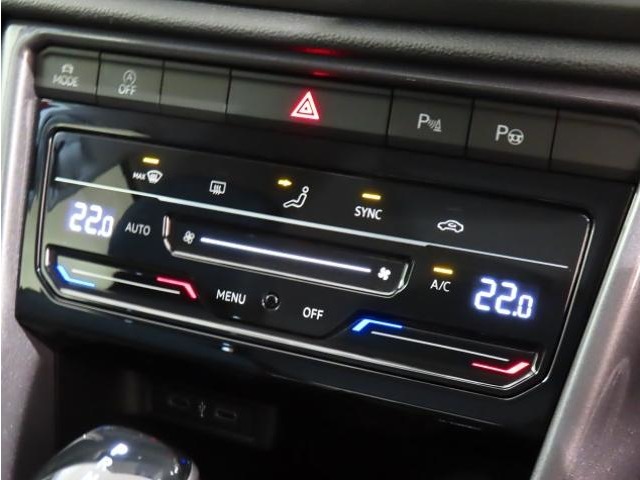 【左右独立温度調整オートエアコンスイッチ】 助手席の方も温度調整可能な温度スイッチがあるので、快適な車内を過ごせます。