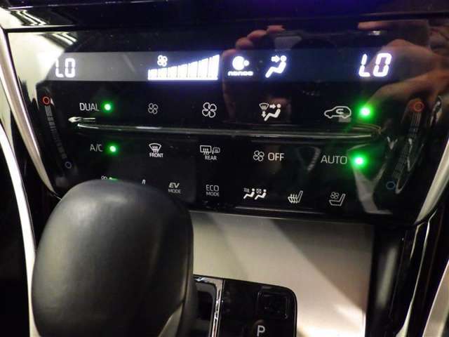 【オートエアコン】お好みの温度に設定して頂くと、車内の温度を自動調整♪快適にクルマの中を過ごして頂けます。
