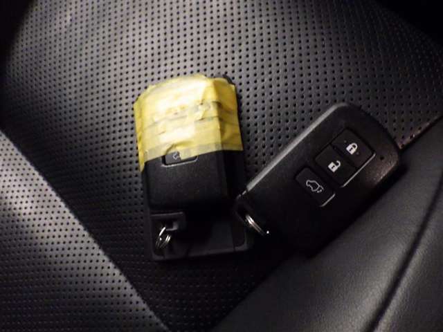 鍵がポケットの中でもドア開閉・エンジンスタートが可能な便利なスマートキーです！