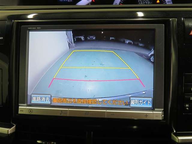車両後方の映像を映すバックモニター。進路を確認しながら安全に車庫入れできます。