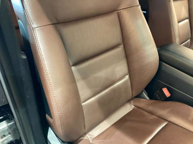 メルセデスのシートは、長距離・長時間の運転でも疲労感が最小限になる構造となっております。通気性も高く、夏場でも湿気がたまりにくくなっております。