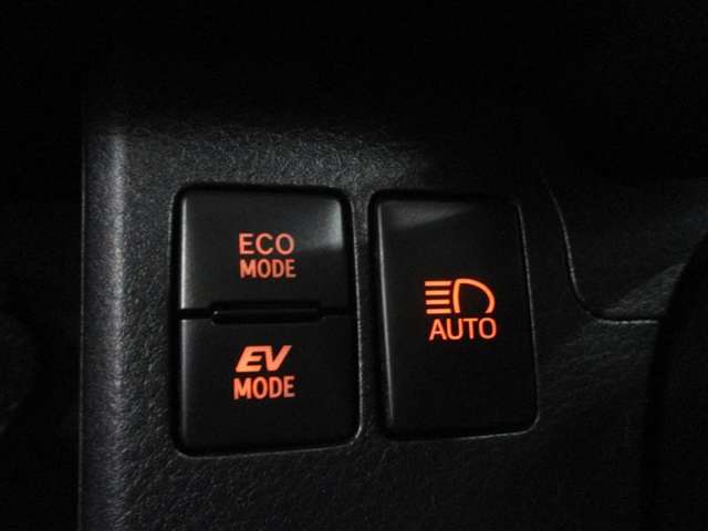 通常のモード以外で、シーンに合わせて選べる2つの走行モード。　「ECO→燃費向上をさせたい時に」　「EV→エンジン音が気になる早朝や、深夜走行時に」