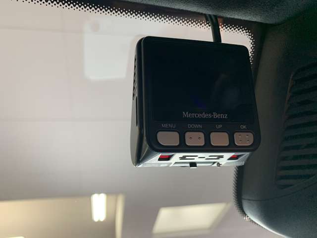メルセデスベンツ純正ドライブレコーダーになります。