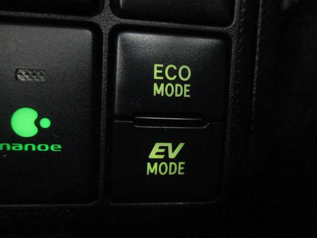 通常のモード以外で、シーンに合わせて選べる2つの走行モード。 「ECO→燃費向上をさせたい時に」 「EV→エンジン音が気になる早朝や、深夜走行時に」