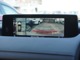 車両の前後左右に備えた計4つのカメラの映像をセンターディスプレイに表示。対象車両や物を検知して知らせる警報音とともに低速走行時に目では直接確認しづらいエリアの安全確認をサポートします。
