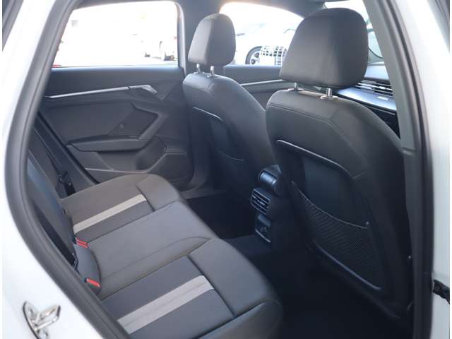 使用感の殆ど無いリアシート。後部座席は高品質な素材が優しく包み込みます。長距離のドライブも快適にお過ごしいただけます！