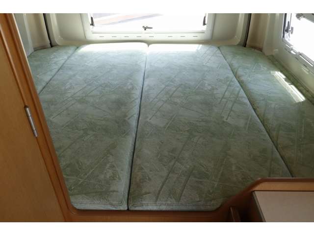 リヤ常設ベッドです。ベッドサイズは180cm×150cm程です。