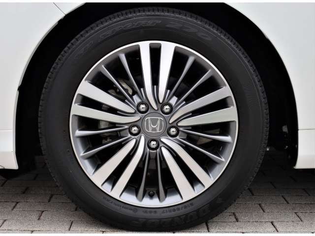 タイヤサイズは、215/55R17です。高品質でデザインにも優れているABSOLUTE専用デザイン18インチアルミホイールはスポーティーな雰囲気を演出しています。