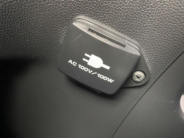 【ACソケット】100Vまでの電源ソケットが付いています。車内でデスクワークをしたい、そんなときの外部電源としてご利用いただけます。