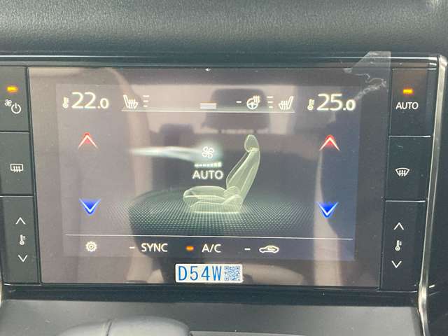 タッチパネル式のフルオートエアコンは標準装備。運転席・助手席と独立して温度調節が可能です。また、外側には直接操作できるボタン付きで、走行中も安全な設計となっております。