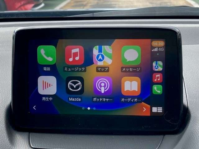 お手元のスマートフォンと接続して頂く事で使用可能な「Apple CarPlay/Android Auto」電話の応答は勿論、メッセージの受信やLINE、音楽接続からナビアプリの使用まで幅広く活躍致します。