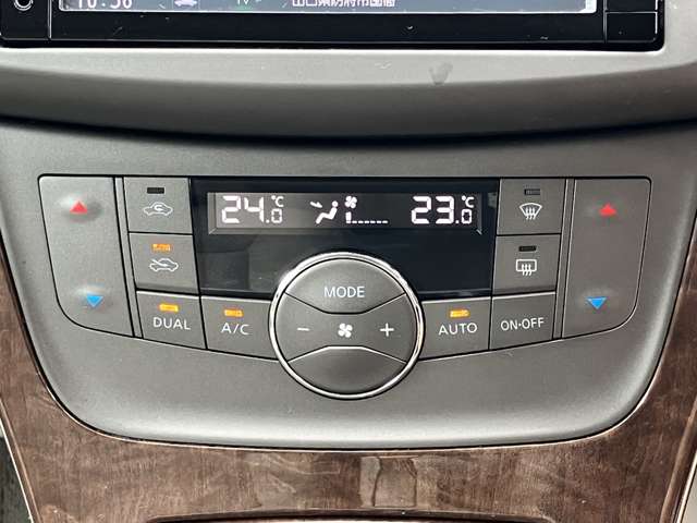 設定した温度をしっかりキープしてくれるオートエアコンで車内はいつでも快適です。左右独立温度調整機能付き。