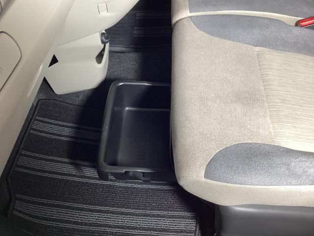 助手席の下には引き出し式のシートアンダートレイがあります。
