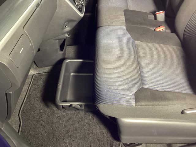 助手席の足元には引き出し式のシートアンダートレイがあります。