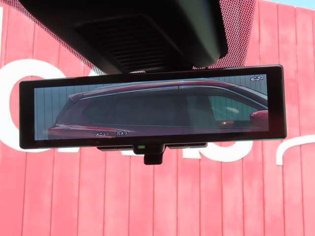 スマートルームミラー装着車です。車両後方のカメラ映像をミラー面に投影します。社内の状況や天候に左右されずいつでもクリアな後方視界が得られます。