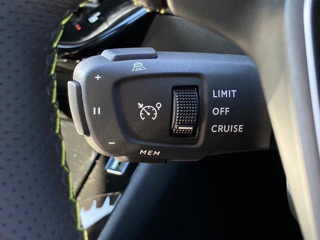 アクティブクルーズコントロール（ストップ＆ゴー機能付） 前走車がいる場合はレーダーと車載カメラがその速度と距離を検知し自動制御によって適切な車間距離を保ちます。