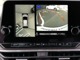 【アラウンドビューモニター装備】　フロント・左右ドアミラー・リヤの４つのカメラにより、車両を真上から見ているような映像をディスプレイに表示します。正確な駐車や取り回しを容易に行うことができます。