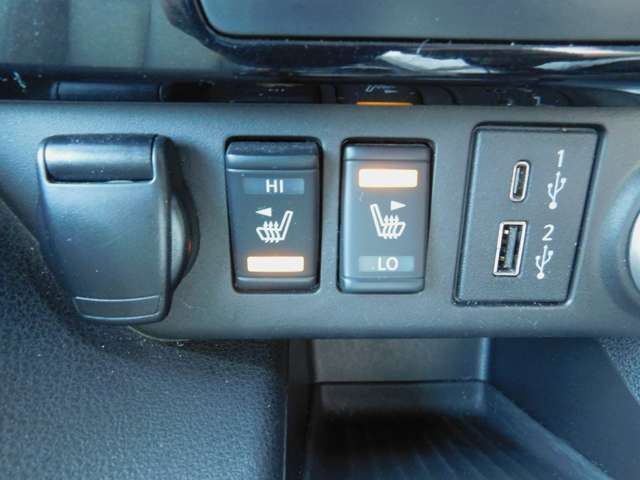 前席ヒーター付きシート エアコンよりも素早く、体を芯まで温めてくれます。ハイとローの切替も可能です。