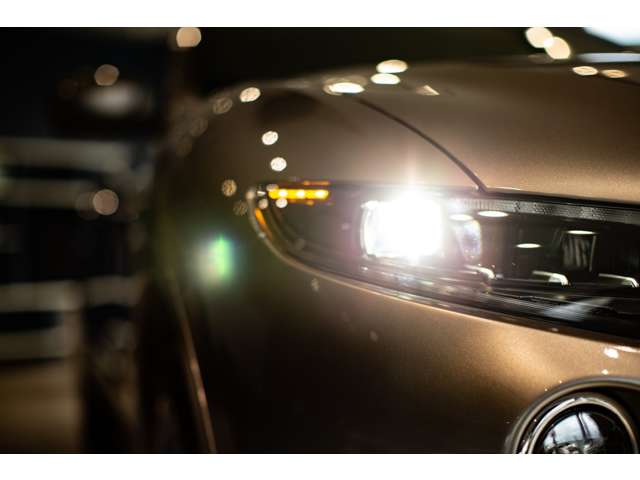 【LEDヘッドライト】夜間、雨天時のドライブも明るくサポート。