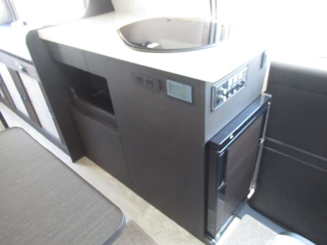 コンパクトながらも高級感の漂うキッチンスペース シンク コンロ 49L両開き冷蔵庫