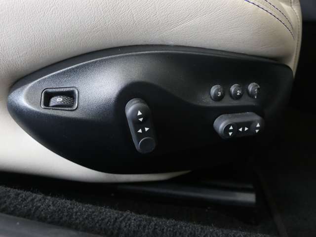 フロントシートには電動ランバーサポート調整システムを含む、コンフォートパッケージを標準装備。パッケージにはシートポジションメモリーと3段階の温度設定式ヒーターが含まれています。