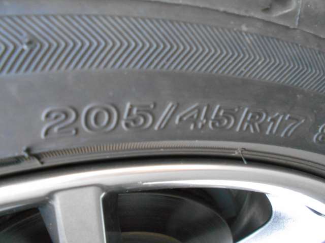 205/45/R17インチのタイヤとの組み合わせ。