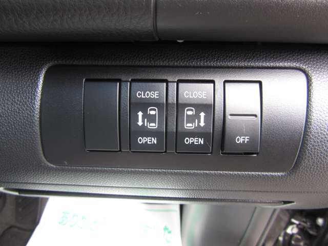 運転席にある便利な自動ドア（両側オートスライドドア）スイッチ！ もちろんスマートキーや後部座席からの操作も可能