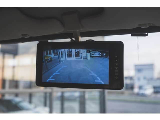 バックカメラのかわりに駐車時も見やすいリヤモニター(デジタルインナーミラー)になっております。荷物を満載してもリヤの視認性はばっちりです。