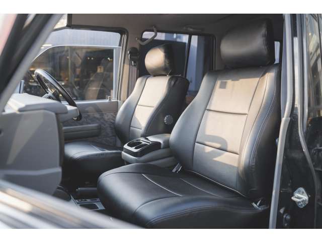 助手席もサスペンションシートですので、乗り心地のシビアなランクル70でも比較的快適に過ごせます。