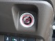 【　プッシュボタンスタートシステム　】　「アドバンストキーを携帯し、ブレーキペダルを踏みながらインパネ上のボタンを押すだけで、エンジンの始動／停止ができます。」