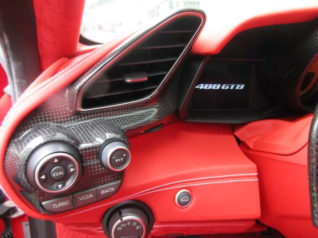 フェラーリ 488GTB F1 DCT ディーラー車 レーシングシート 赤内装 広島県の詳細画像 その20