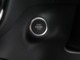 ステアリングホイールの横にあるスタートボタンを使用して、車両を始動／オフにできます。