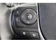 運転中に手を離さなくてもオーディオ操作やマルチインフォメーションディスプレイ内の表示切替が出来るステアリングスイッチ付です。走行中に視線を逸らさず出来る手元操作は安全運転につながります。