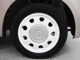 ホワイトのホイールに、シルバーのハーフホイールキャップを組み合わせた専用14インチアルミホイールが装着されています。タイヤサイズ155/65R14